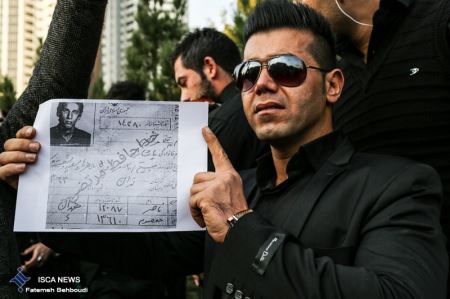 اشک های هواداران مرتضی پاشایی مقابل سردخانه (روحش شاد)