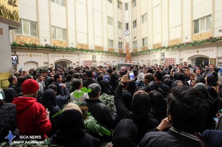 اشک های هواداران مرتضی پاشایی مقابل سردخانه (روحش شاد)