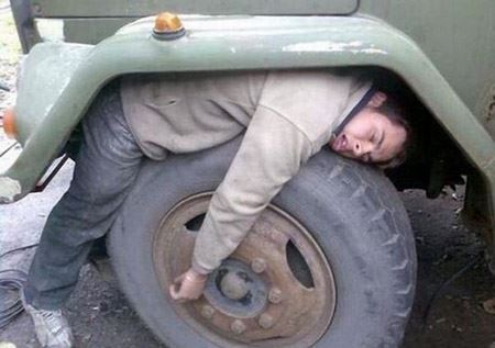 عکس های بسیار خنده دار خوابیدن در شرایط سخت (2)