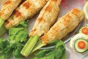 کباب مرغ با کرفس و خوردن سیخ آن!