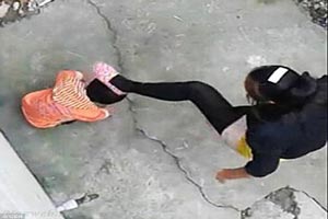 تصاویر جنجالی و تکان دهنده دختری که شلوارش را خیس کرده بود!