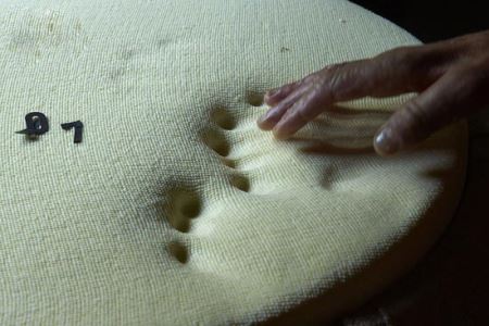 گزارش تصویری از مراحل ساخت معروف ترین پنیر جهان 