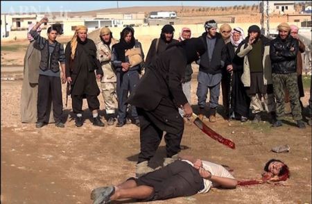 تصاویر وحشتناک از گردن زدن 4 مرد در سوریه