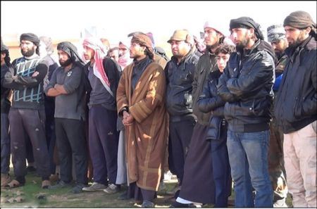 تصاویر وحشتناک از گردن زدن 4 مرد در سوریه