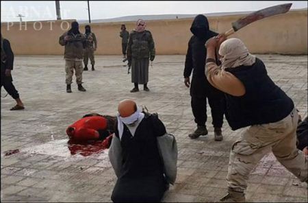 تصاویر وحشتناک از گردن زدن 4 مرد در سوریه