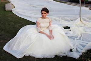 دختری با لباس عروس سرجلسه امتحان دانشگاه (عکس)