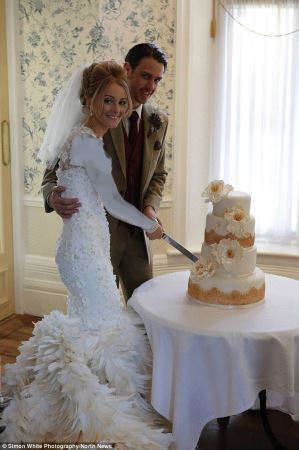 لباس عروس منحصربفرد با 22000 پر غاز! عکس