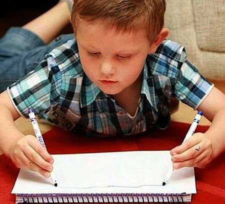 بچه ای با دست های آینه ای!! (عکس)