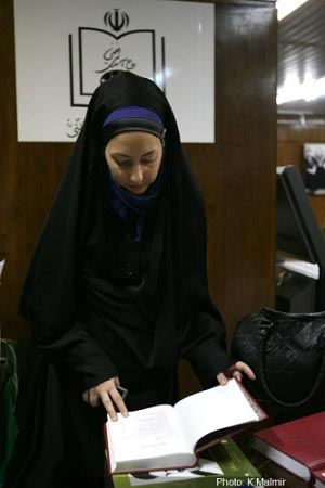 حجاب دیدنی خانم اروپایی در جماران (عکس)
