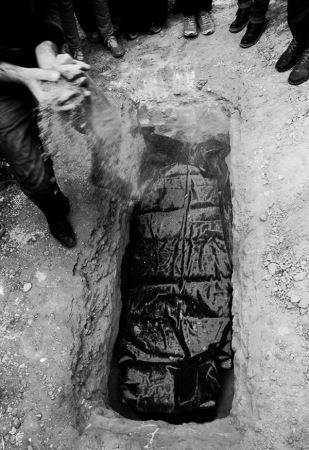 خوابیدن دختر و پسرها در قبر در سمنان (تصاویر)