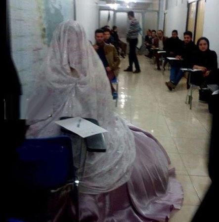 دختری با لباس عروس سرجلسه امتحان دانشگاه (عکس)
