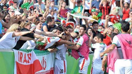رژلب روی لباس پورعلی گنجی پس از گل زدن! عکس
