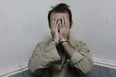 این پدر معتاد در تهران گلوی پسرکوچکش را برید (عکس)