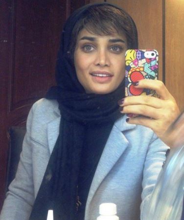 تینا آخوندتبار با عکس سلفی و متن نوشته او !