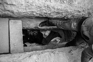 خوابیدن دختر و پسرها در قبر در سمنان (تصاویر)
