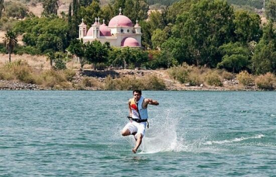 عکس های باورنکردنی مردی که روی آب می دود!!