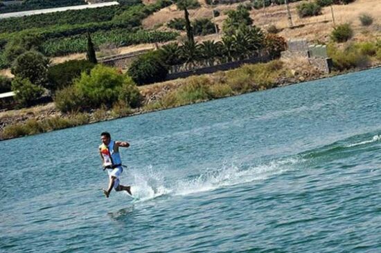 عکس های باورنکردنی مردی که روی آب می دود!!