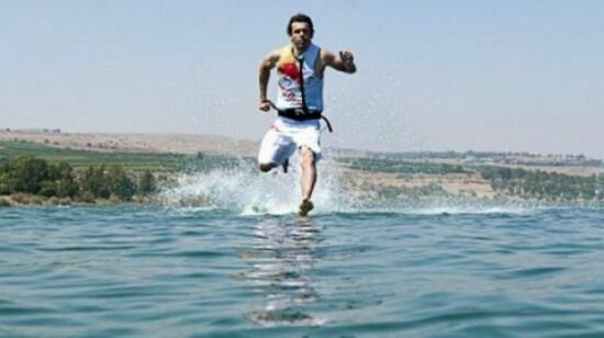 عکس های باورنکردنی مردی که روی آب می دود!!