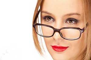 روش آسان برای از بین بردن جای عینک روی بینی روش آسان برای از بین بردن جای عینک روی بینی