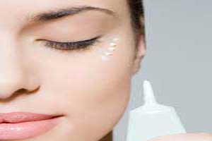 ضد آفتاب دور چشم ها بزنیم یا نه؟ ضد آفتاب دور چشم ها بزنیم یا نه؟