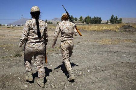 عکس زنان جوان و خوش هیکل کرد در پادگان آموزشی عراق