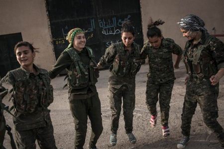 عکس زنان جوان و خوش هیکل کرد در پادگان آموزشی عراق