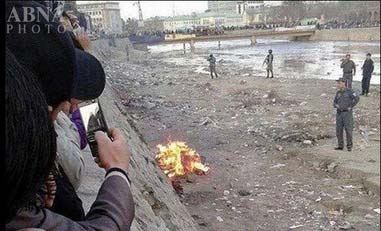 سوزاندن این دختر به جرم هتک به قرآن (عکس)
