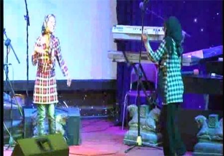 رقص دختر پسرهای جوان روی سن در منطقه آزاد (عکس)