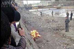 سوزاندن این دختر به جرم هتک به قرآن (عکس) سوزاندن این دختر به جرم هتک به قرآن (عکس)