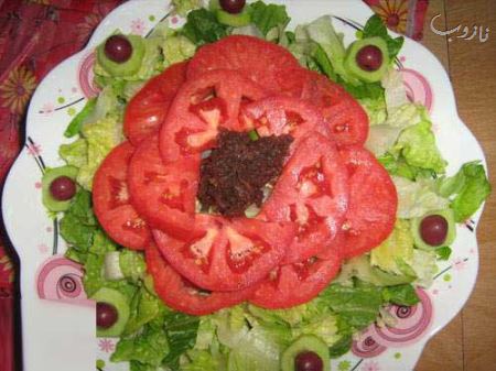 مدل های زیبای تزئین سالاد کاهو با خیار و گوجه