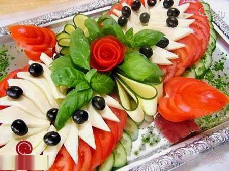 مدل های زیبای تزئین سالاد کاهو با خیار و گوجه