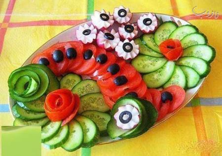 مدل های زیبای تزئین سالاد کاهو با خیار و گوجه