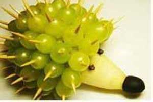 آموزش تصویری جوجه تیغی با انگور و گلابی آموزش تصویری جوجه تیغی با انگور و گلابی