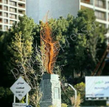 جنجال نصب مجسمه برهنه انسان در میدان معروف تهران (عکس)