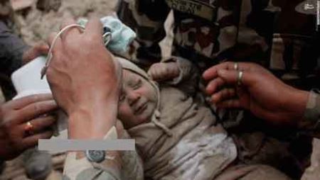 معجزه زنده ماندن نوزاد 4 ماهه بعد از 22 ساعت زلزله (18- عکس)