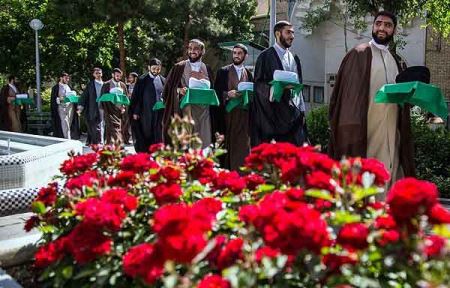 مراسم دیدنی عمامه گذاری آخوندها