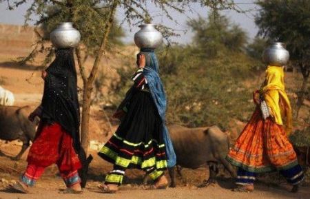 بدبخت ترین زنان به معنای واقعی! زنان آب (عکس)