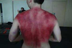روش جنجالی و بسیار احمقانه برای دفع سموم بدن! عکس روش جنجالی و بسیار احمقانه برای دفع سموم بدن! عکس