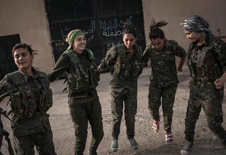 رقص و پایکوبی دختران زیبای مبارزه با داعش (عکس)