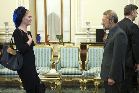 تیکه بد زن ساپورت پوش مقابل لاریجانی (عکس)