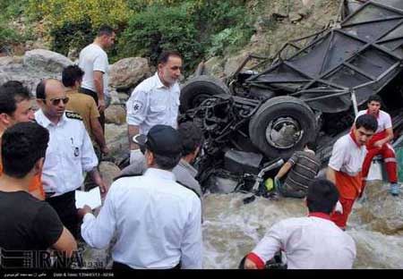 عکس های دلخراش سقوط اتوبوس گردشگران به دره