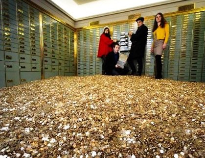 شنا کردن زنان و مردان در استخری عجیب ! عکس