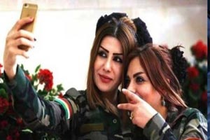 سلفی دختران زیبای پیشمرگه برای مبارزه با (عکس) سلفی دختران زیبای پیشمرگه برای مبارزه با (عکس)