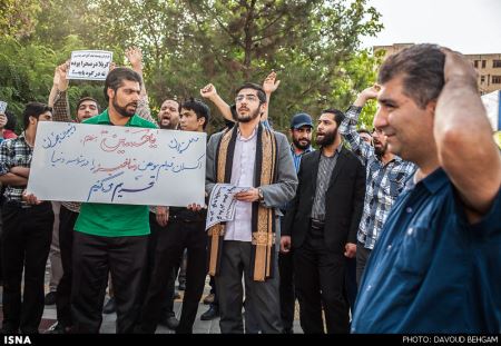 عکس های جنجالی در اعتراض به اکران فیلم رستاخیز