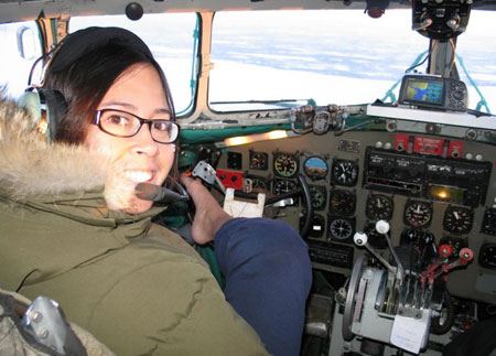 عکس های داغ و دیدنی اولین خلبان زن با دو پا !!