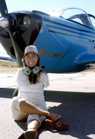عکس های داغ و دیدنی اولین خلبان زن با دو پا !!