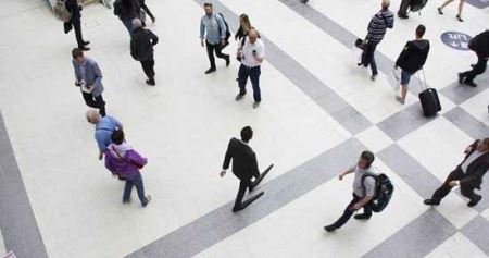 مردی با درازترین کفش های دنیا برای جذاب شدن ! عکس