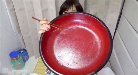 این دختر این قدر میخوره چرا چاق نمیشه (عکس)