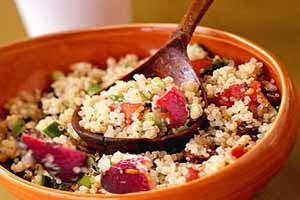 طرز تهیه سالاد توت فرنگی با منداب طرز تهیه سالاد توت فرنگی با منداب