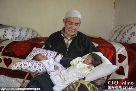 پیرمرد قوی 85 ساله زن 45 ساله را دوقلو باردار کرد (عکس)